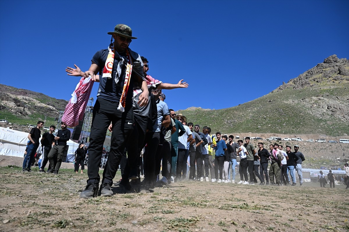  Hakkari'nin Yüksekova ilçesindeki 3 bin 400 rakımlı Sat Buzul Gölleri'nde düzenlenen "6. Cilo...