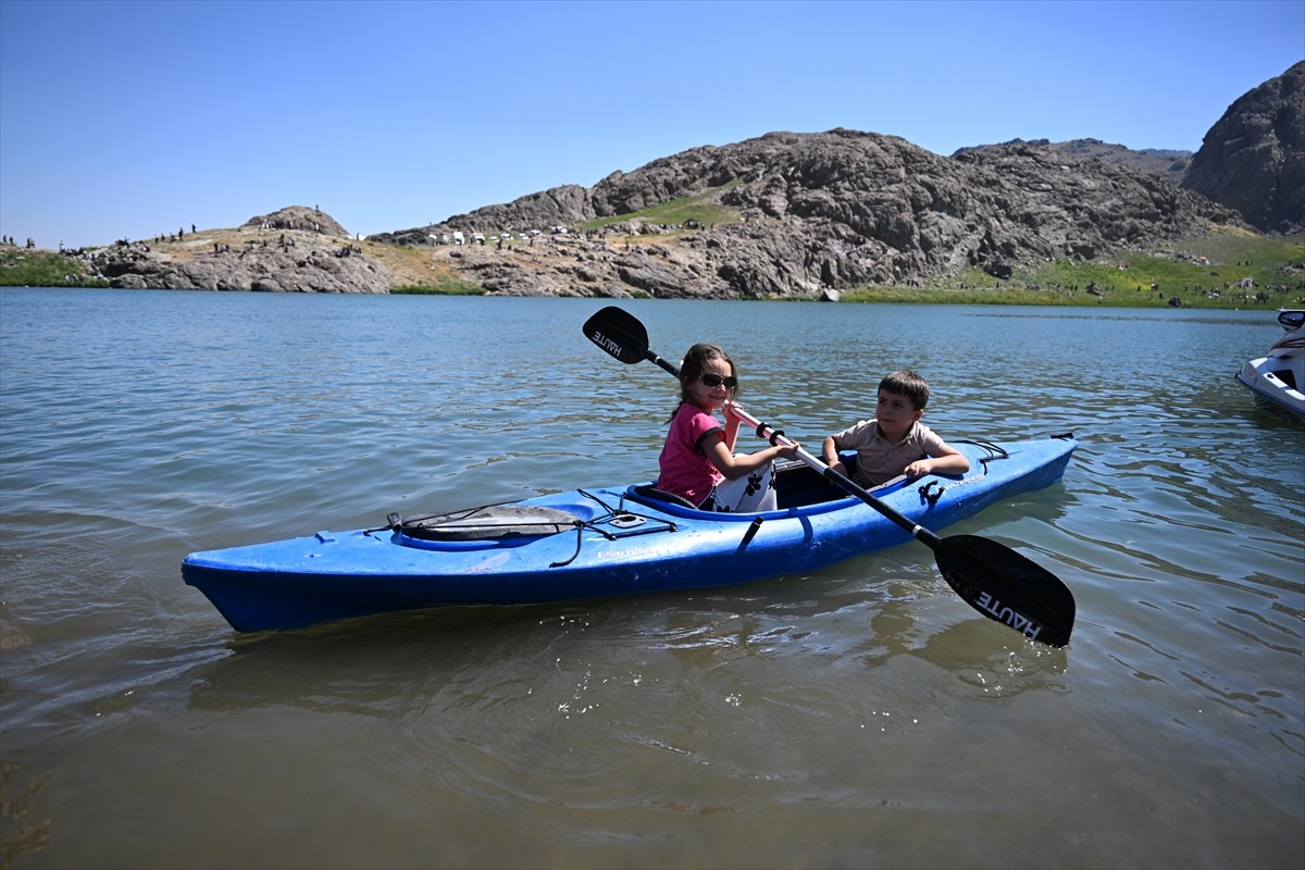  Hakkari'nin Yüksekova ilçesindeki 3 bin 400 rakımlı Sat Buzul Gölleri'nde düzenlenen "6. Cilo...