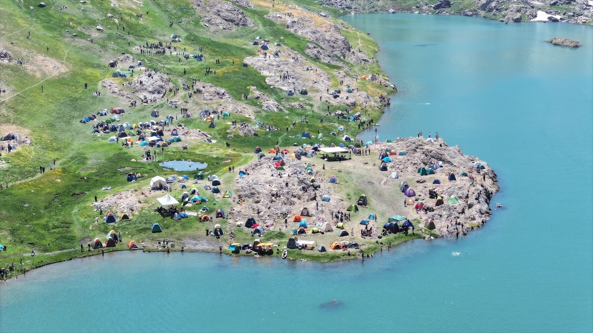  Hakkari'nin Yüksekova ilçesindeki 3 bin 400 rakımlı Sat Buzul Gölleri'nde düzenlenen "6. Cilo...