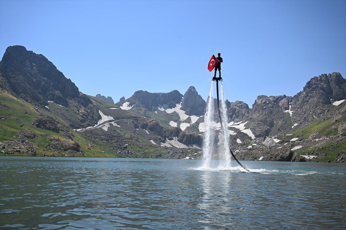  Hakkari'nin Yüksekova ilçesindeki 3 bin 400 rakımlı Sat Buzul Gölleri'nde düzenlenen "6. Cilo...