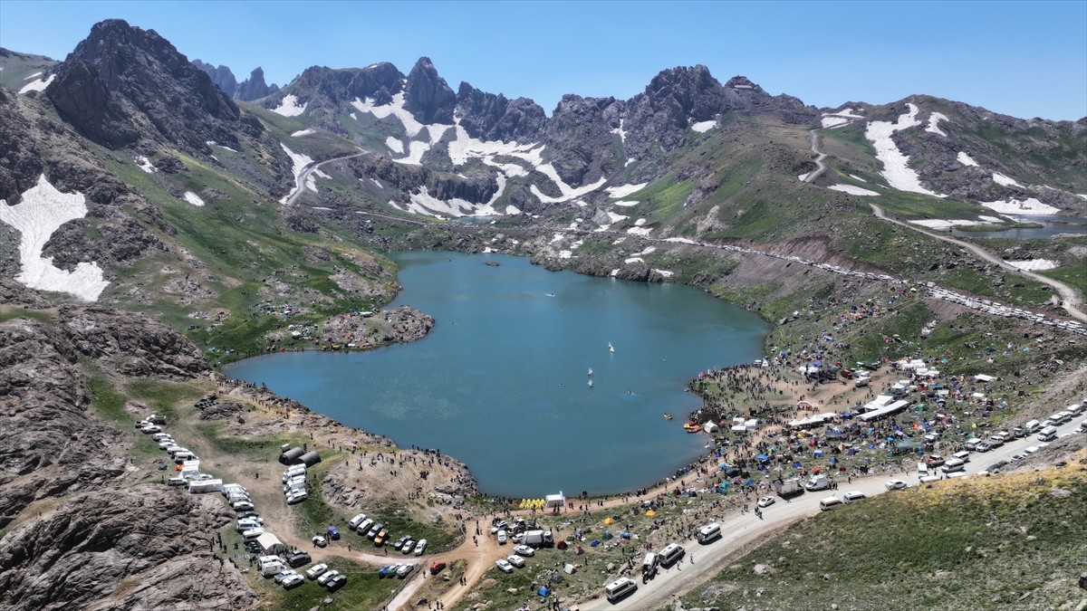  Hakkari'nin Yüksekova ilçesindeki 3 bin 400 rakımlı Sat Buzul Gölleri'nde düzenlenen "6. Cilo...