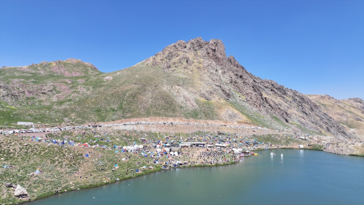  Hakkari'nin Yüksekova ilçesindeki 3 bin 400 rakımlı Sat Buzul Gölleri'nde düzenlenen "6. Cilo...