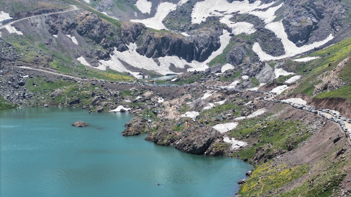  Hakkari'nin Yüksekova ilçesindeki 3 bin 400 rakımlı Sat Buzul Gölleri'nde düzenlenen "6. Cilo...
