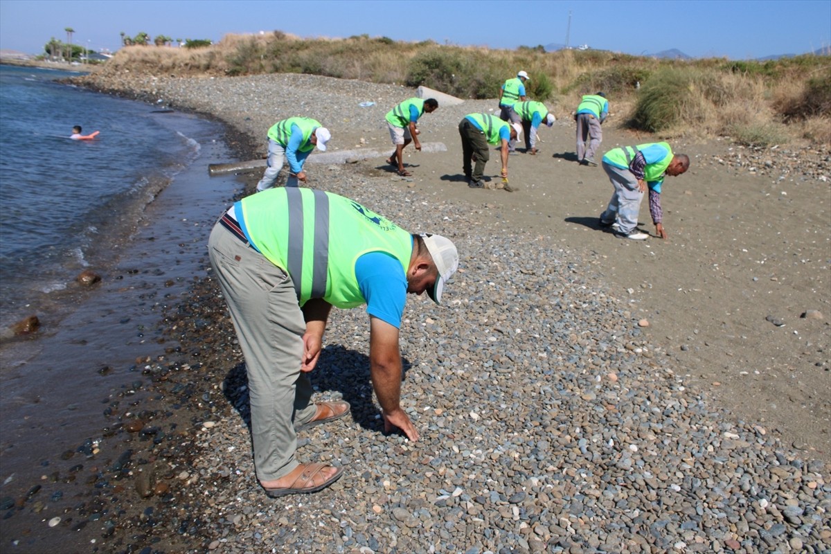 Hatay'ın Arsuz ilçesinde bir kadının, depremde ölen annesinden hatıra kalan yüzüğü sahilde...