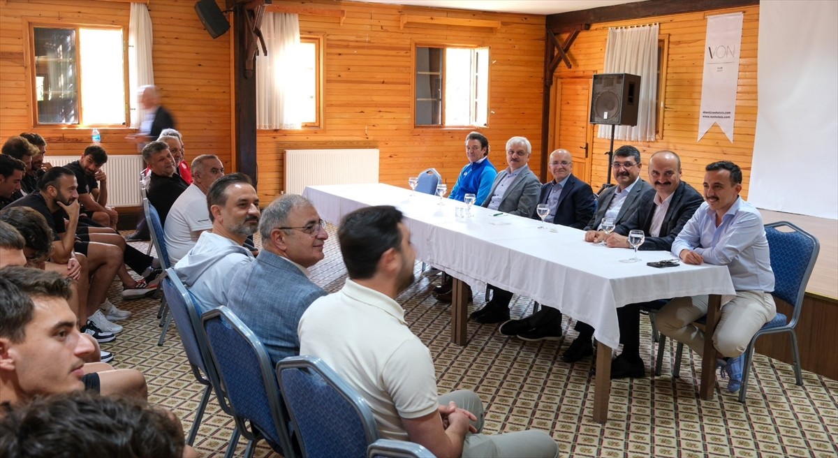Hazine ve Maliye Bakanı Mehmet Şimşek, yeni sezon hazırlıkları kapsamında Bolu'da kamp yapan...