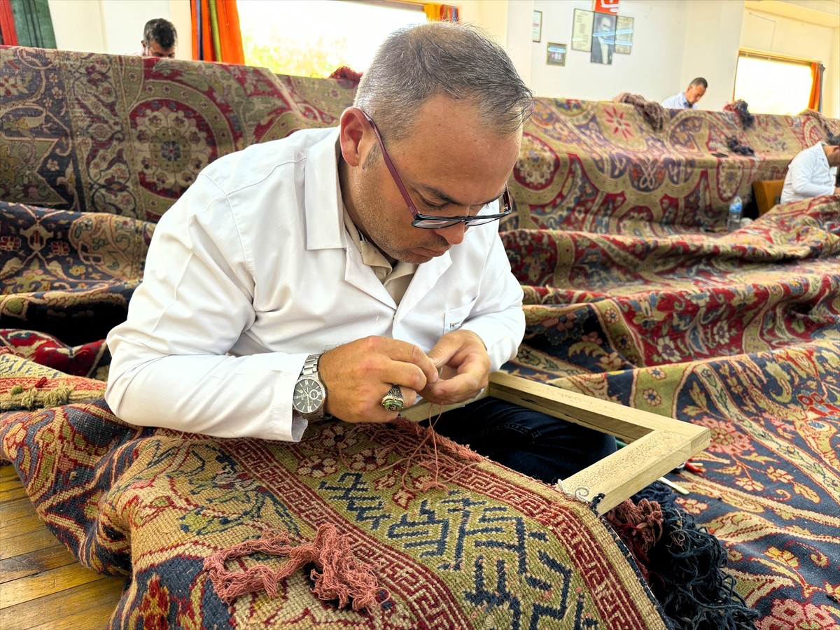 Hollanda'nın Lahey kentinde Uluslararası Adalet Divanı olarak hizmet veren Barış Sarayı'na Osmanlı...