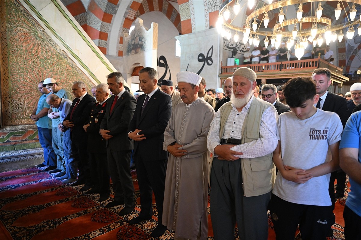 İçişleri Bakanı Ali Yerlikaya, çeşitli ziyaretlerde bulunmak üzere Edirne'ye geldi. Yerlikaya...