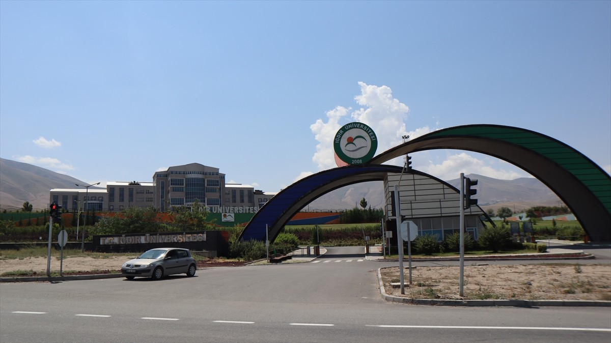 Iğdır Üniversitesi laboratuvarlarında yöreden yetişen tarımsal ve endemik türler ile Ağır Dağı...