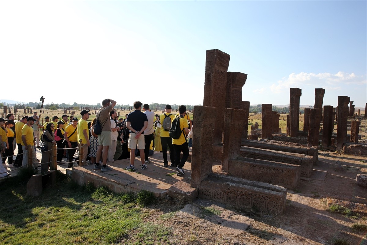İkinci seferini yapan "Turistik Tatvan Treni" ile Bitlis'e gelenler, kent merkezi ve ilçelerdeki...