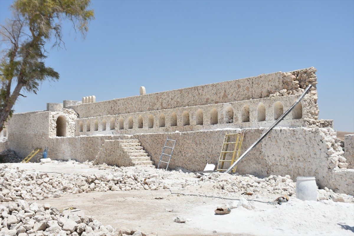 Irak'ın Musul kentine bağlı Telafer ilçesinde terör örgütü DEAŞ tarafından tahrip edilen tarihi...