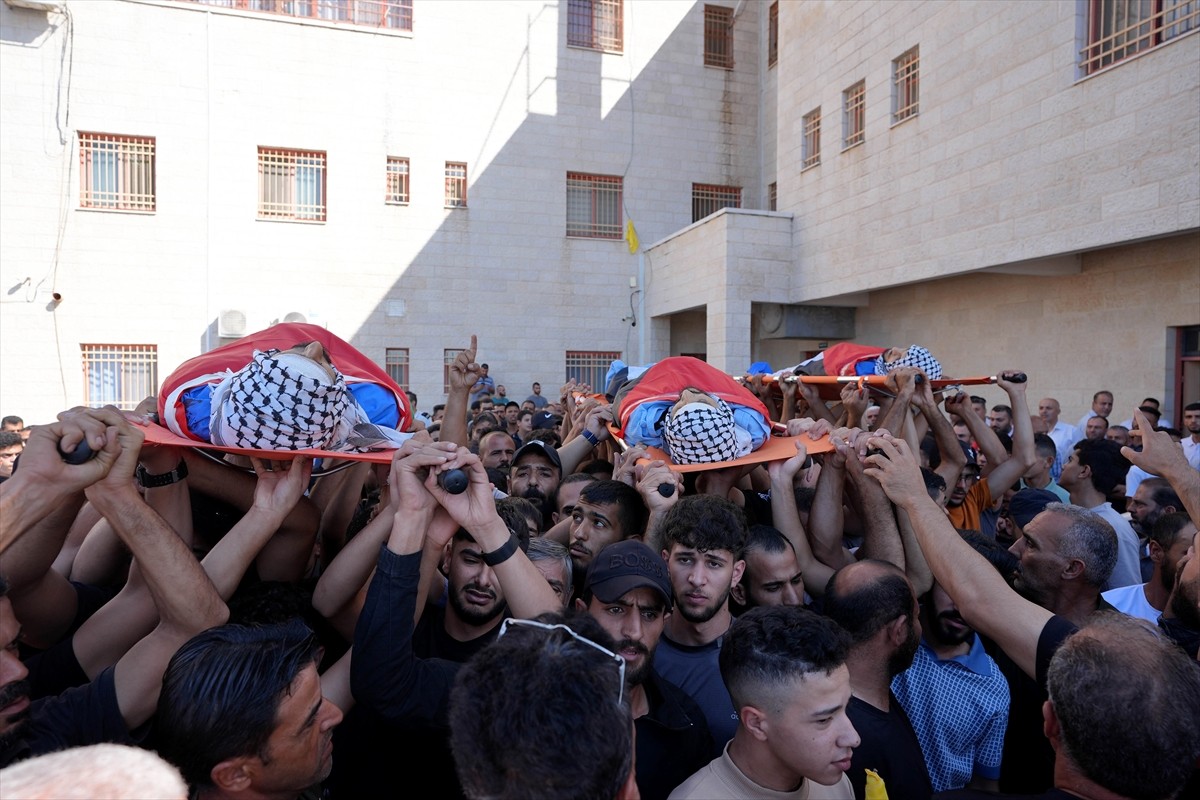 İsrail güçlerinin, işgal altındaki Batı Şeria'nın Tubas kentine düzenlediği baskında 1'i çocuk 4...