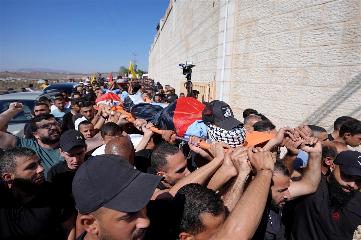 İsrail güçlerinin, işgal altındaki Batı Şeria'nın Tubas kentine düzenlediği baskında 1'i çocuk 4...