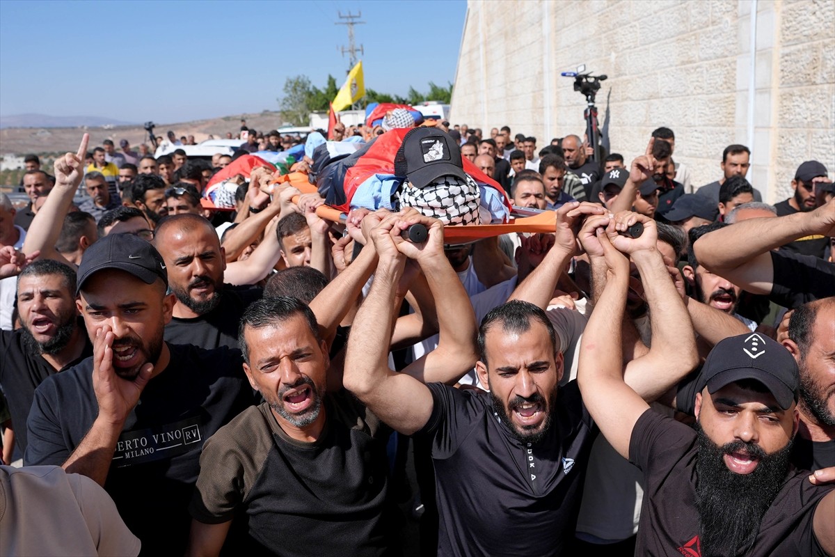 İsrail güçlerinin, işgal altındaki Batı Şeria'nın Tubas kentine düzenlediği baskında 1'i çocuk 4...