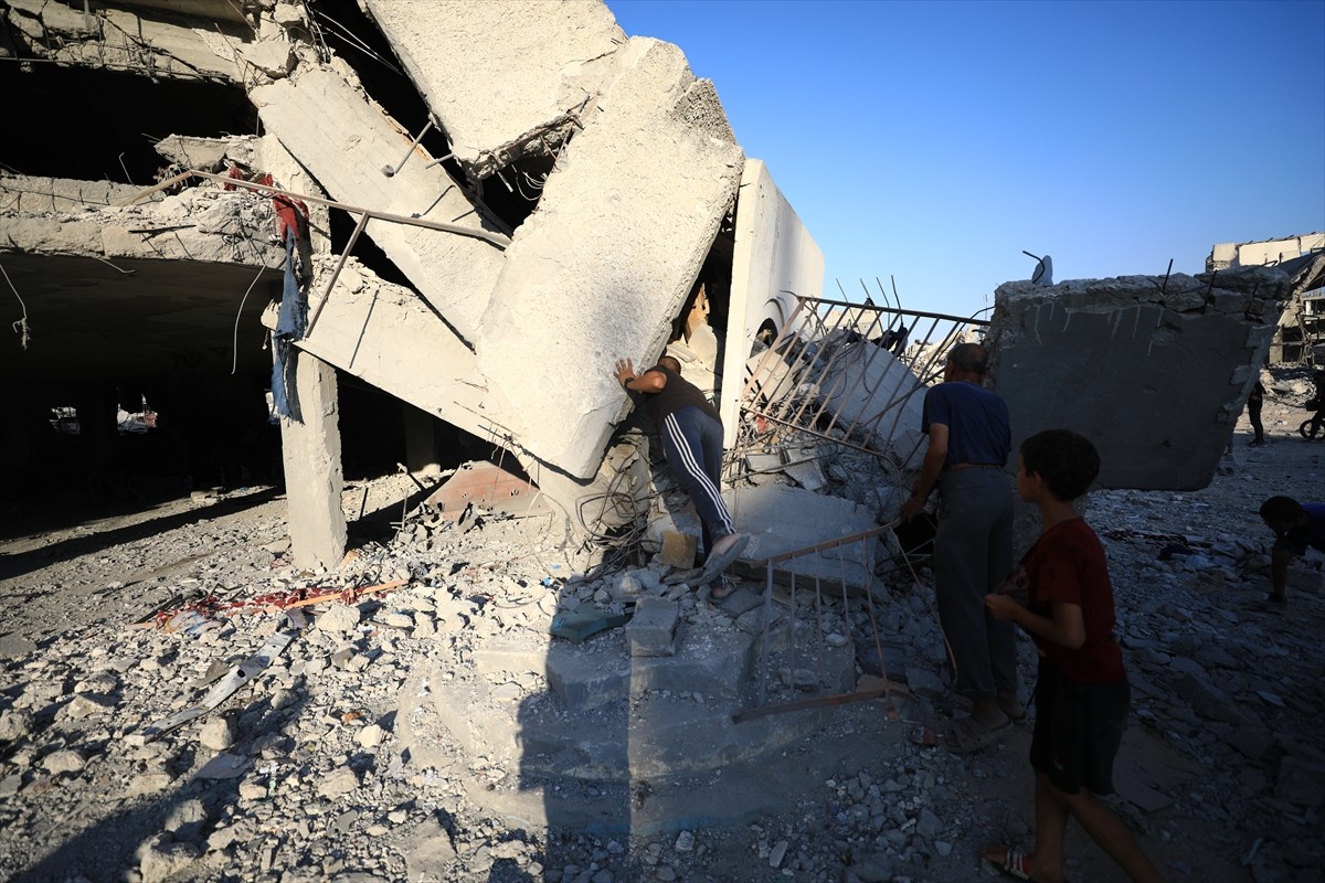 İsrail ordusu, Gazze kentinin doğusundaki Şucaiyye Mahallesi'nde bulunan Delal el-Mağribi okulunu...