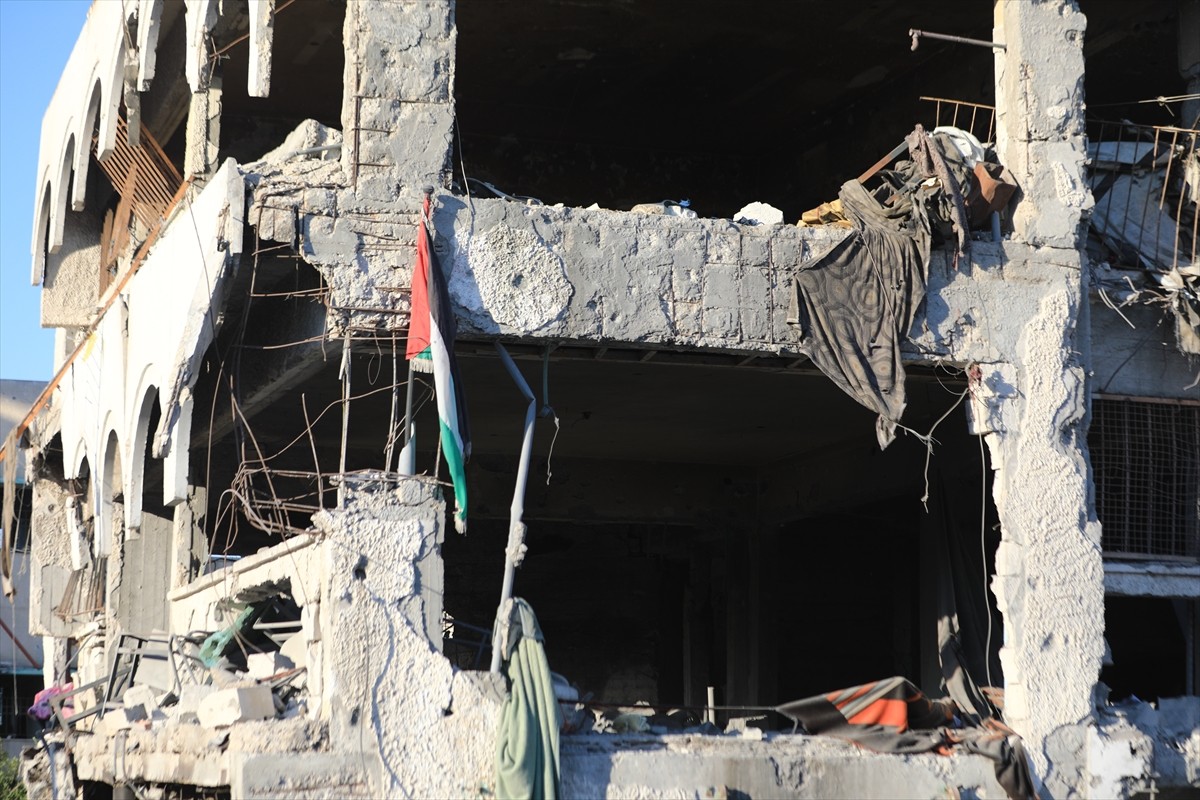 İsrail ordusu, Gazze kentinin doğusundaki Şucaiyye Mahallesi'nde bulunan Delal el-Mağribi okulunu...