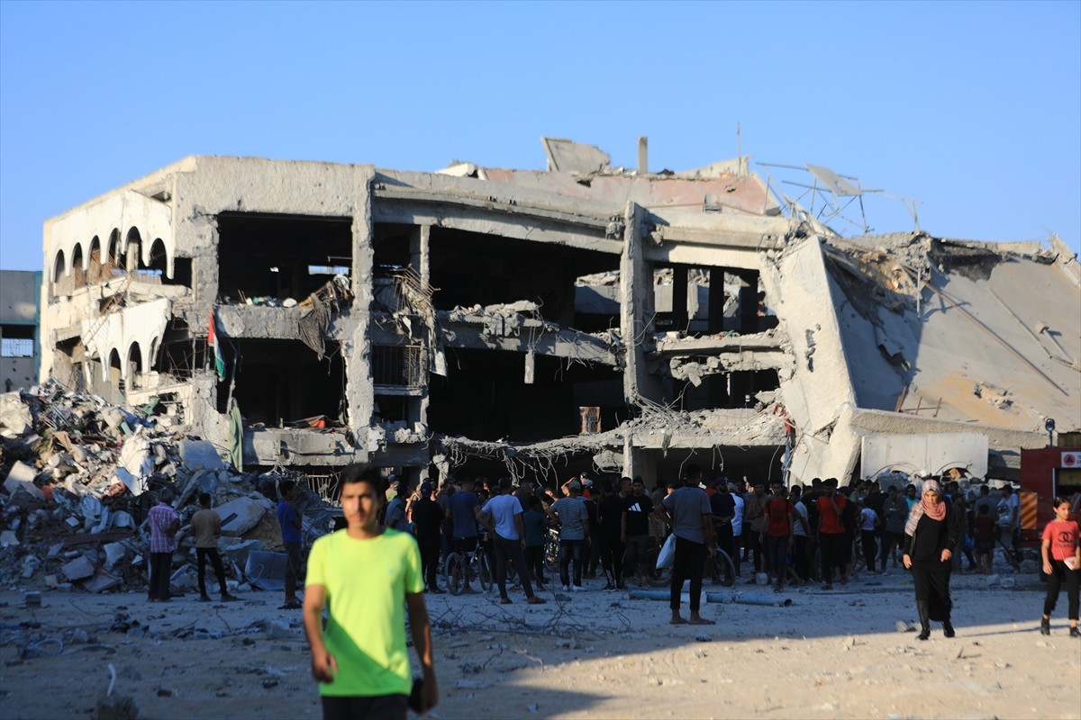 İsrail ordusu, Gazze kentinin doğusundaki Şucaiyye Mahallesi'nde bulunan Delal el-Mağribi okulunu...