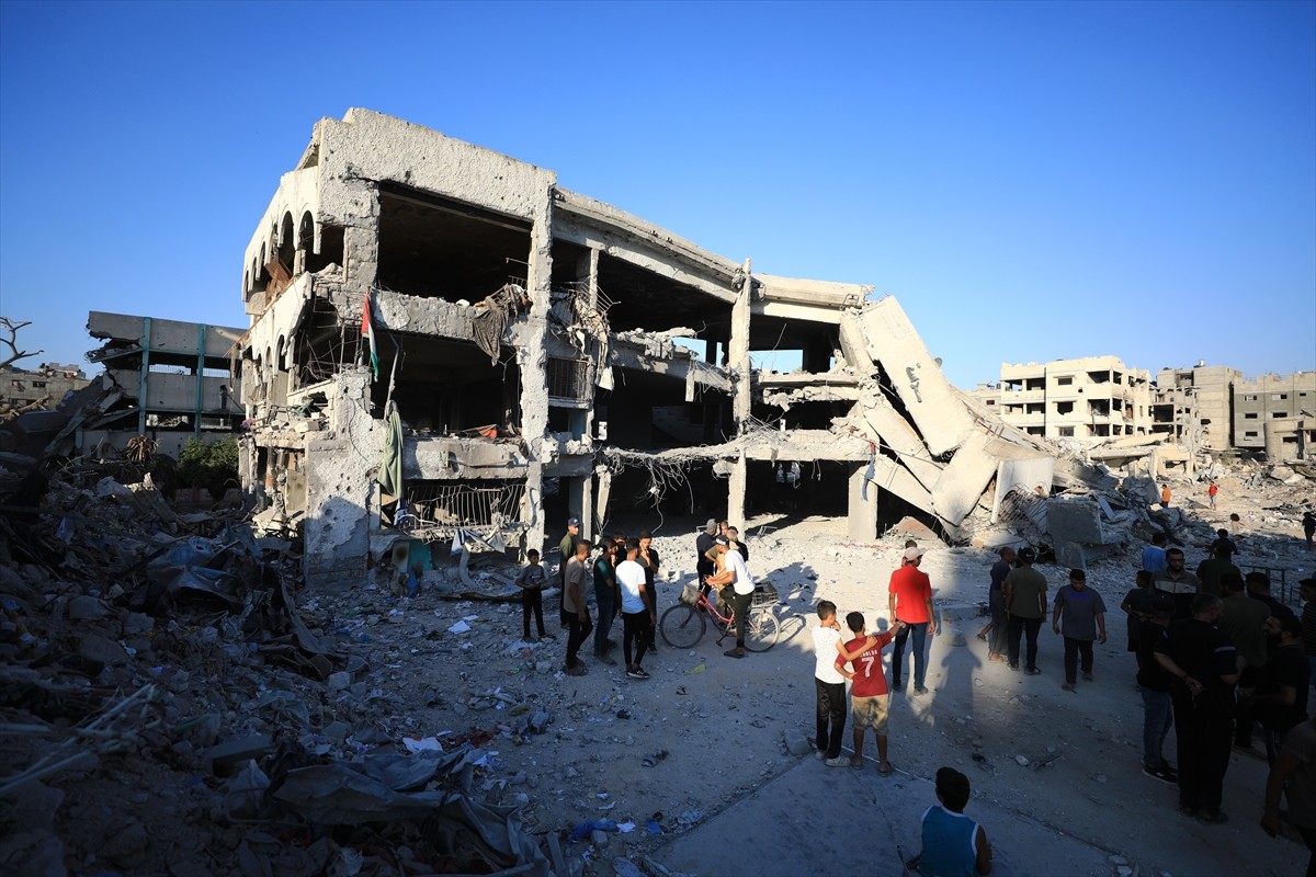 İsrail ordusu, Gazze kentinin doğusundaki Şucaiyye Mahallesi'nde bulunan Delal el-Mağribi okulunu...