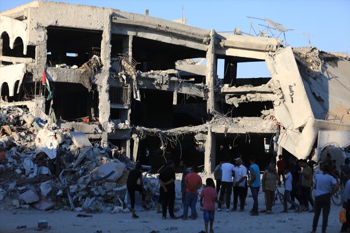 İsrail ordusu, Gazze kentinin doğusundaki Şucaiyye Mahallesi'nde bulunan Delal el-Mağribi okulunu...