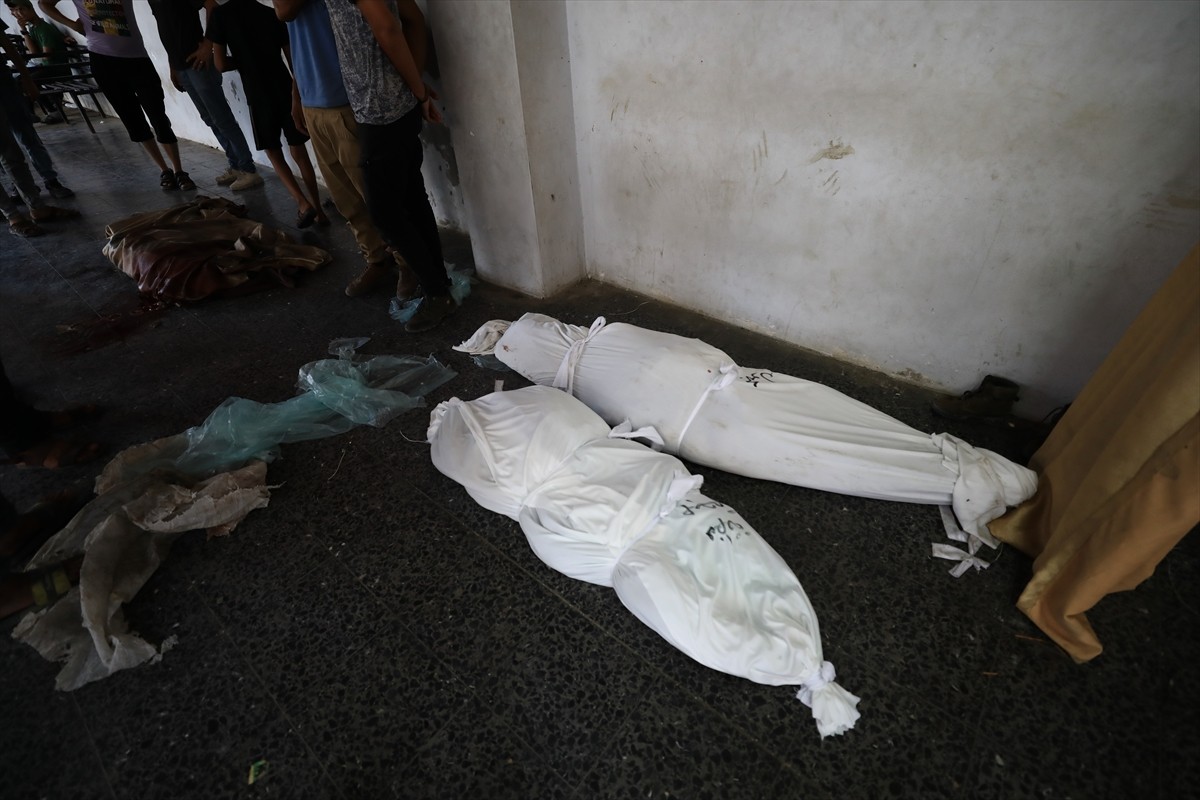 İsrail ordusu, Gazze kentinin doğusundaki Şucaiyye Mahallesi'nde bulunan Delal el-Mağribi okulunu...