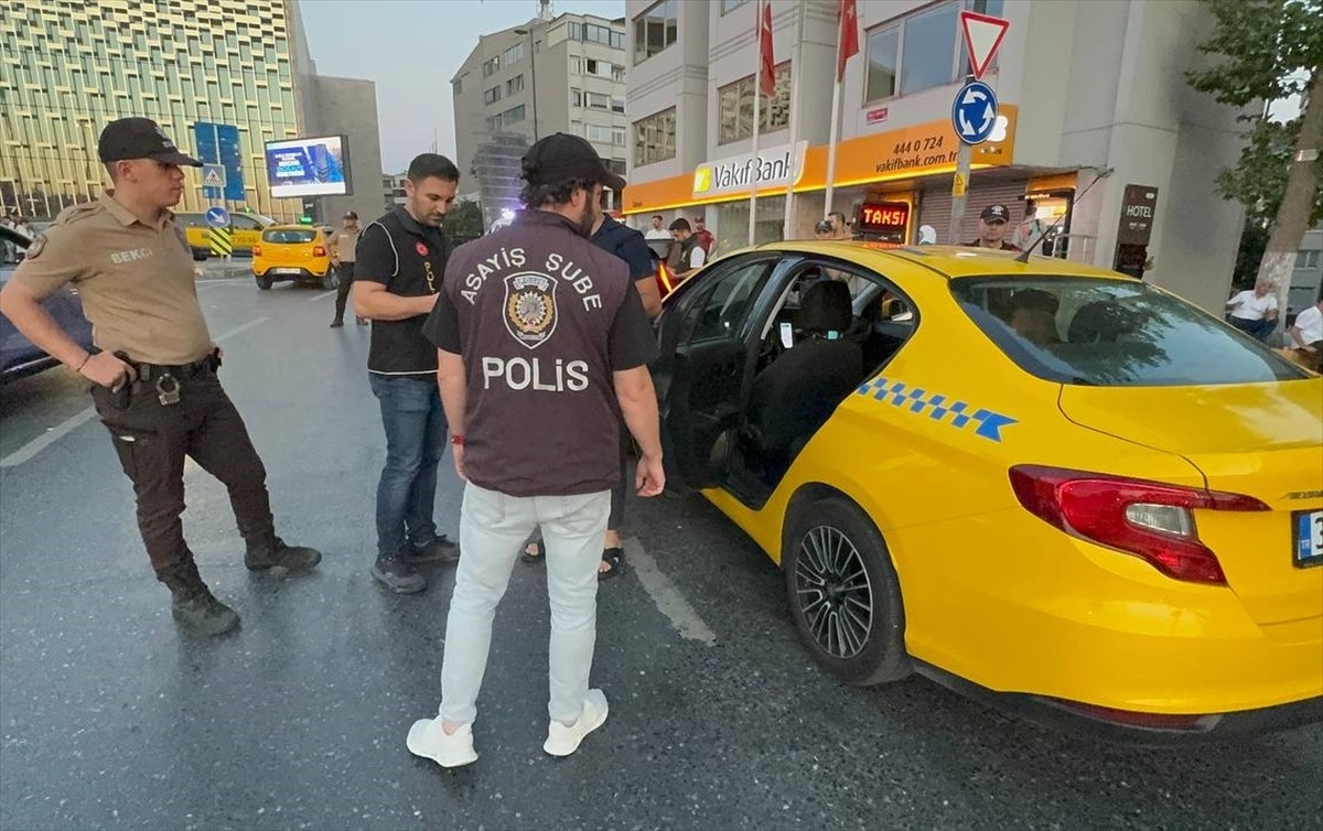  İstanbul'da polis ekipleri, kent genelinde helikopter destekli "huzur uygulaması" yaptı. 