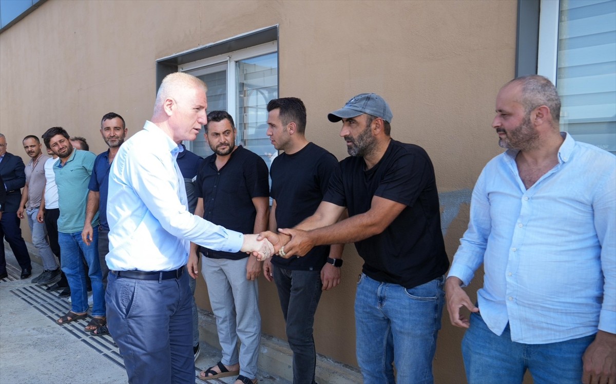 İstanbul Valisi Davut Gül (ortada), Prof. Dr. Murat Dilmener Acil Durum Hastanesi'nde...