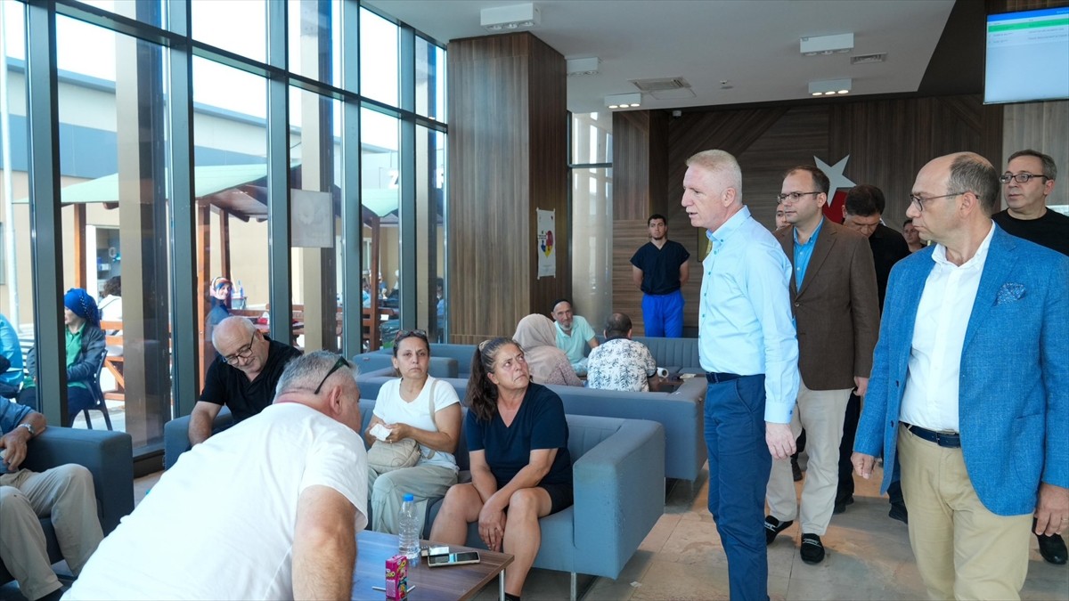 İstanbul Valisi Davut Gül (ortada), Prof. Dr. Murat Dilmener Acil Durum Hastanesi'nde...