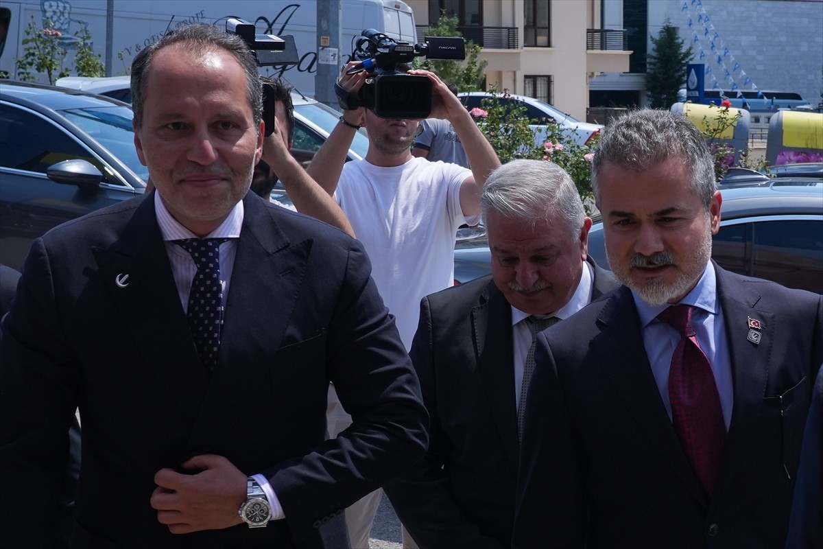 ⁠İYİ Parti Genel Başkanı Müsavat Dervişoğlu (sağda), Yeniden Refah Partisi Genel Başkanı Fatih...
