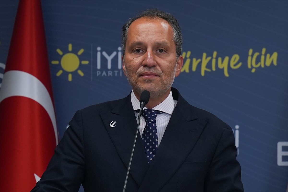 ⁠İYİ Parti Genel Başkanı Müsavat Dervişoğlu (sağda), Yeniden Refah Partisi Genel Başkanı Fatih...