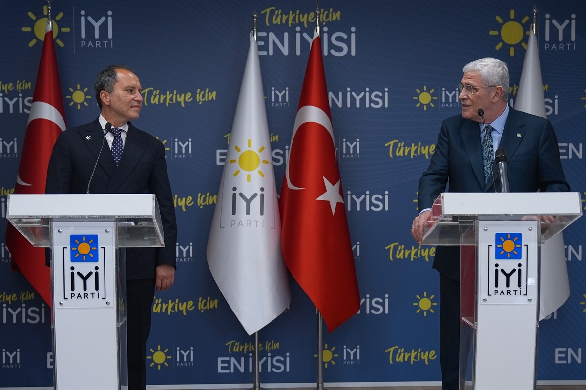 ⁠İYİ Parti Genel Başkanı Müsavat Dervişoğlu (sağda), Yeniden Refah Partisi Genel Başkanı Fatih...
