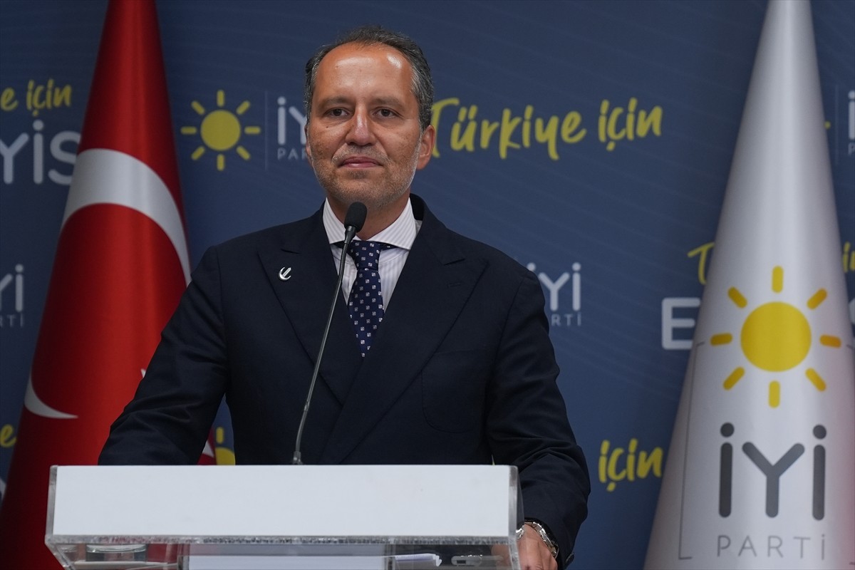 ⁠İYİ Parti Genel Başkanı Müsavat Dervişoğlu (sağda), Yeniden Refah Partisi Genel Başkanı Fatih...