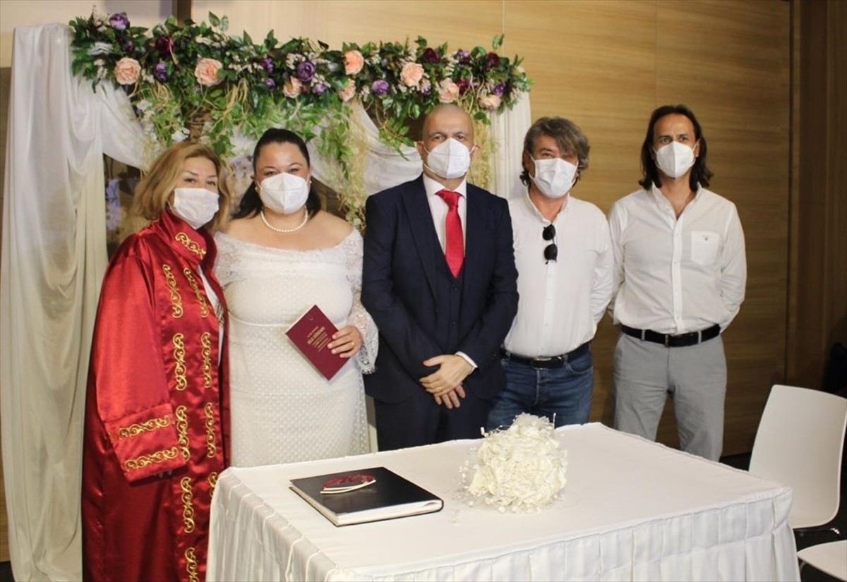 İzmir'de kemik iliği nakli öncesinde hastanede Güneş Özkaya Çamur (solda) ile evlenen İlker Çamur...