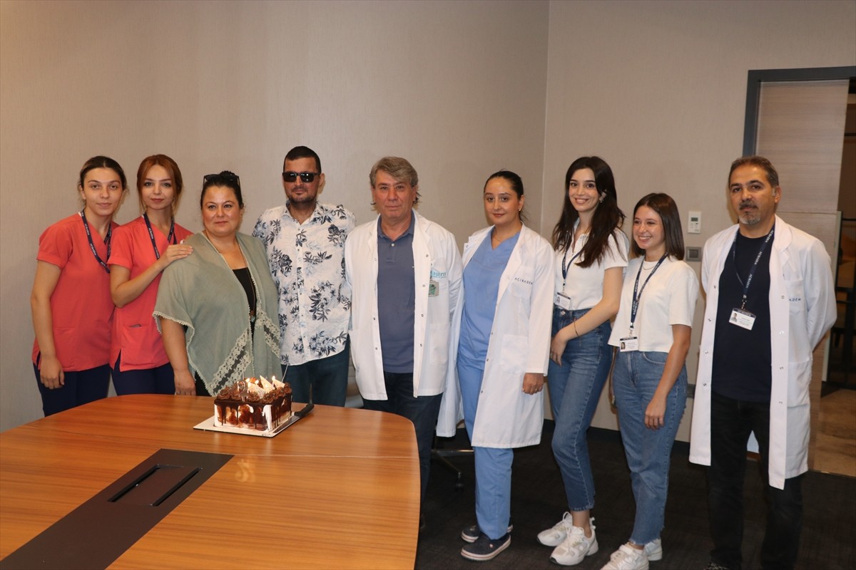 İzmir'de kemik iliği nakli öncesinde hastanede Güneş Özkaya Çamur (solda) ile evlenen İlker Çamur...