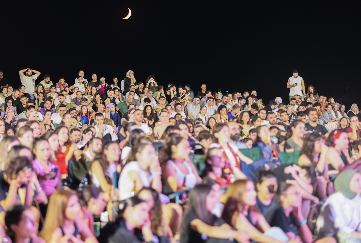 İzmir'de vatandaşlar, A Milli Kadın Voleybol Takımı'nın Paris 2024 Olimpiyat Oyunları'nda İtalya...