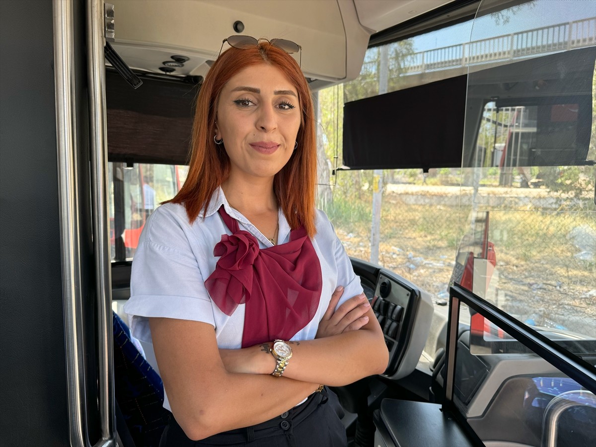 İzmir'in Konak ilçesinde belediye otobüsünde çıkan yangın, aracın kadın şoförü Saide Yazıcı...