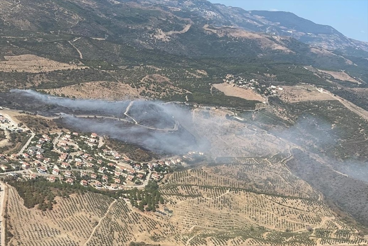 İzmir'in Urla ilçesindeki Bademler Mahallesi'nde makilik alanda çıkan yangına havadan ve karadan...