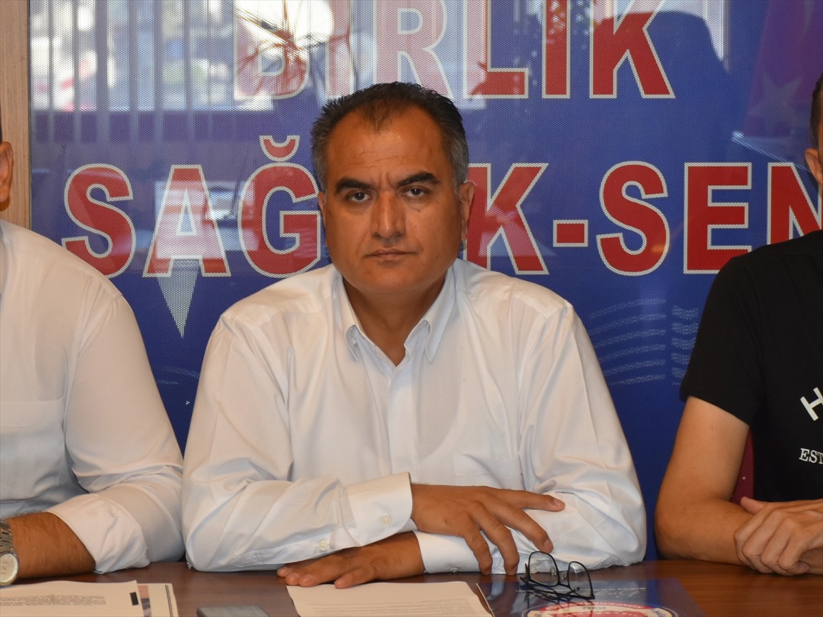 İzmir Büyükşehir Belediyesi'nde görevden uzaklaştırılan memurlardan Birlik Yerel-Sen Genel Başkanı...