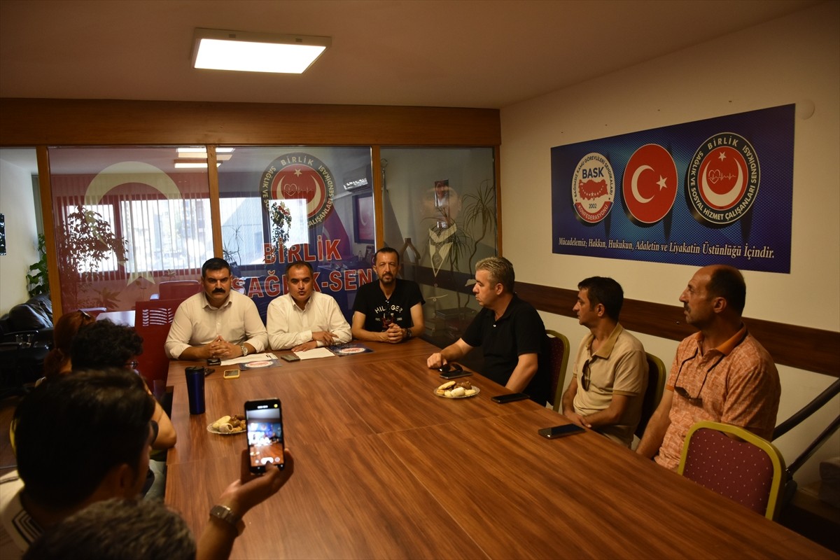 İzmir Büyükşehir Belediyesi'nde görevden uzaklaştırılan memurlardan Birlik Yerel-Sen Genel Başkanı...