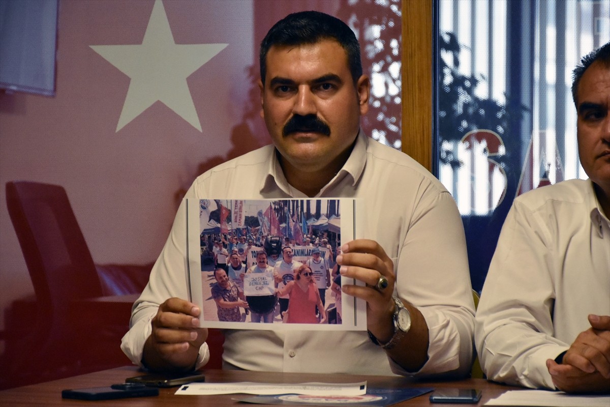 İzmir Büyükşehir Belediyesi'nde görevden uzaklaştırılan memurlardan Birlik Yerel-Sen Genel Başkanı...