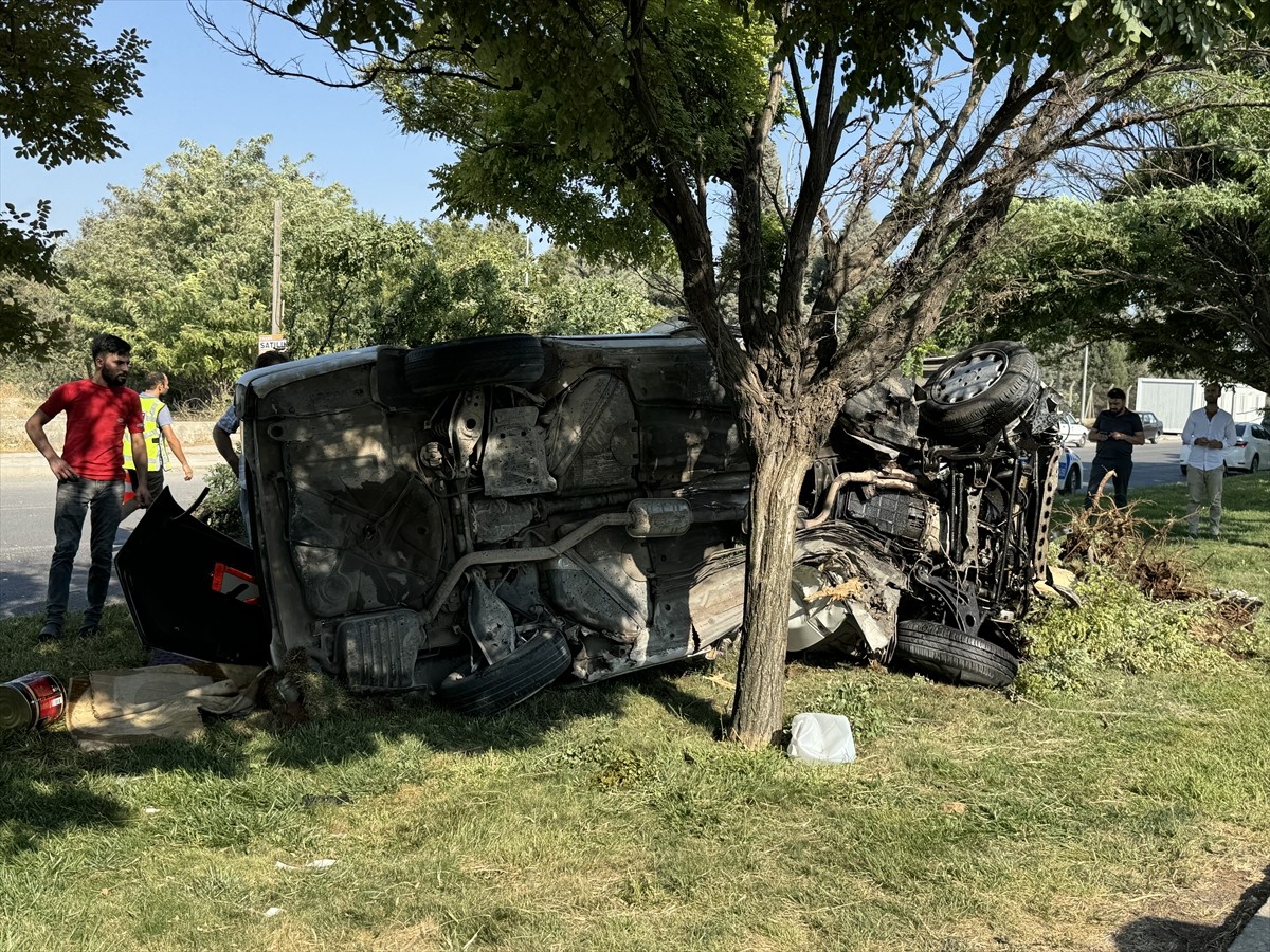 Kahramanmaraş'ta refüjdeki ağaca çarpan otomobildeki 1 kişi öldü, 2 kişi yaralandı. Bölgeye polis...