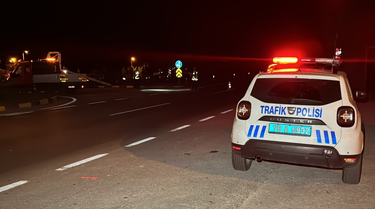 Karabük'ün Eskipazar ilçesinde otomobil ile hafif ticari aracın çarpışması sonucu 5 kişi...