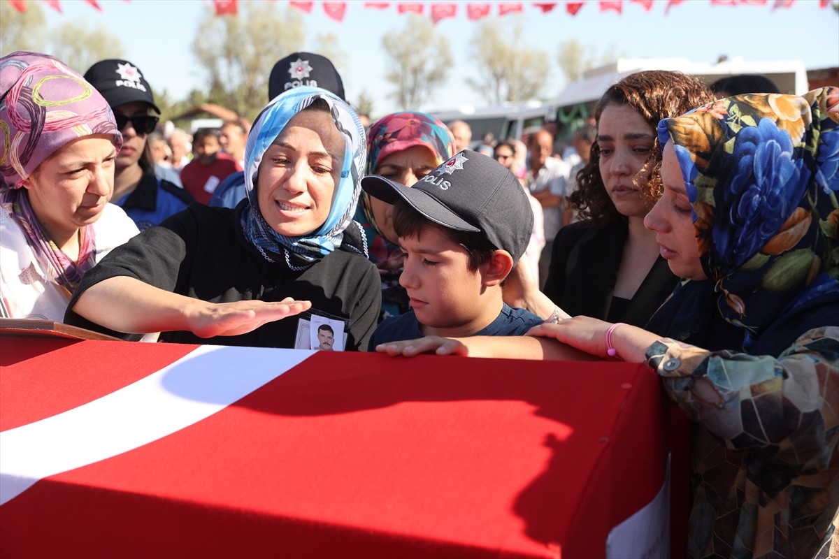 Kastamonu'da bir saldırganın ateş açarak şehit ettiği polis memuru Ahmet Şahan'ın (38) cenazesi...