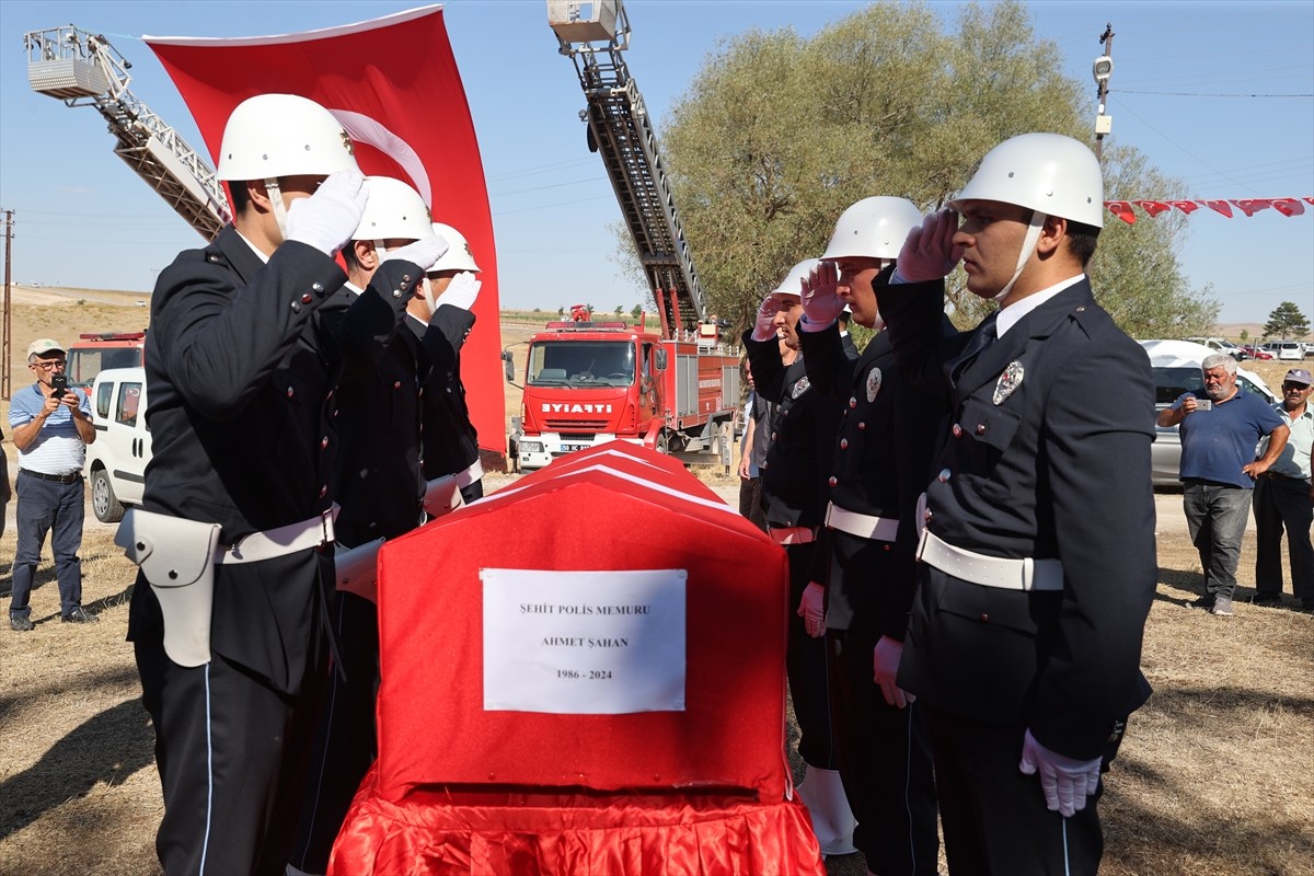 Kastamonu'da bir saldırganın ateş açarak şehit ettiği polis memuru Ahmet Şahan'ın (38) cenazesi...