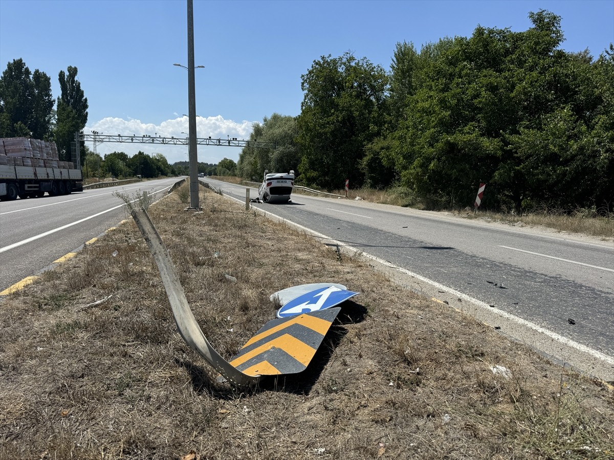 Kastamonu'da devrilen otomobildeki 1'i çocuk 4 kişi yaralandı.