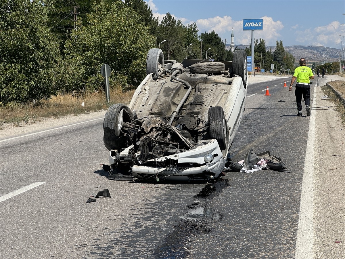 Kastamonu'da devrilen otomobildeki 1'i çocuk 4 kişi yaralandı.