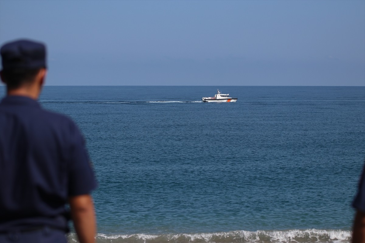 Kastamonu'nun Cide ilçesinde, bir teknenin batması sonucu kaybolan 3 kişinin bulunması için...
