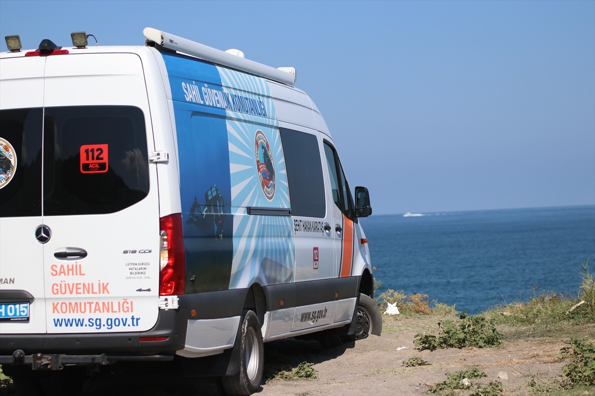Kastamonu'nun Cide ilçesinde, bir teknenin batması sonucu kaybolan 3 kişinin bulunması için...