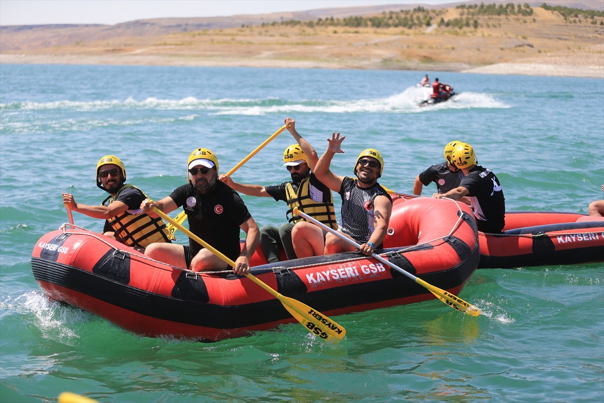 Kayseri'de Yamula Barajı gölü kıyısına yapılan Kayseri Kuşçu Su Sporları Merkezi düzenlenen...