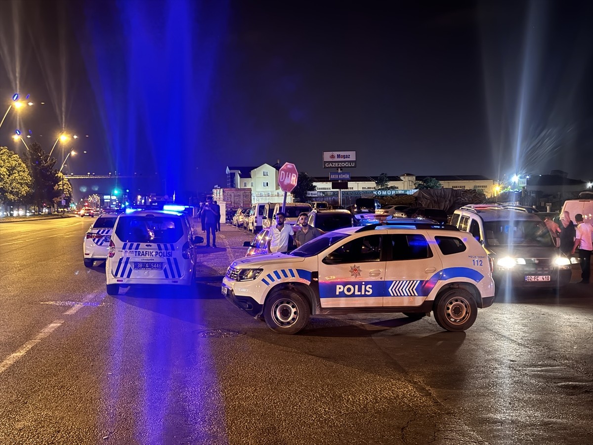  Kayseri'nin Kocasinan ilçesinde kullandığı otomobille yolun karşısına geçmeye çalışan iki kişiye...