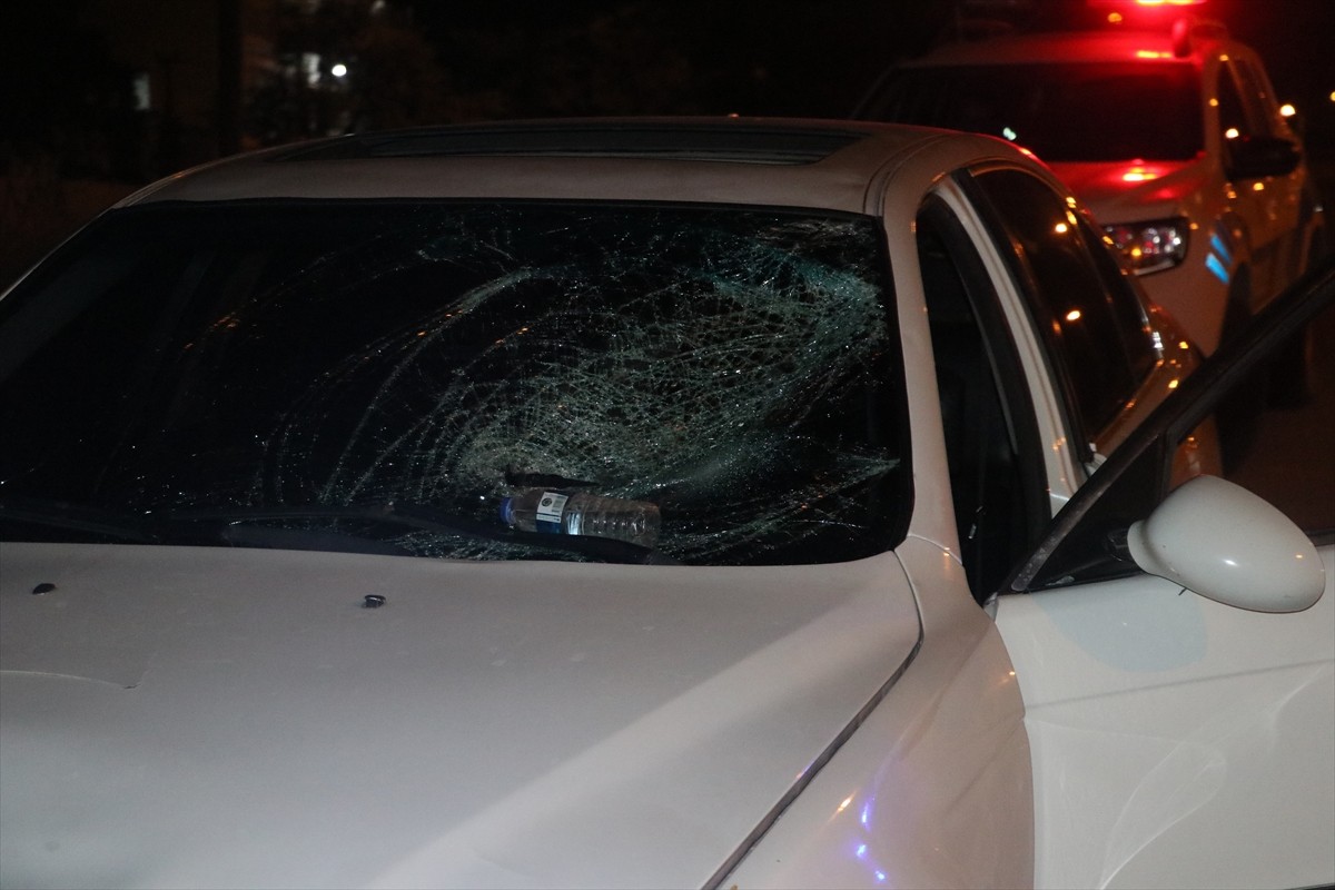  Kayseri'nin Kocasinan ilçesinde kullandığı otomobille yolun karşısına geçmeye çalışan iki kişiye...