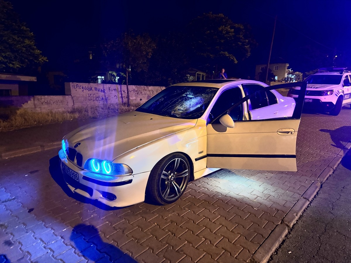  Kayseri'nin Kocasinan ilçesinde kullandığı otomobille yolun karşısına geçmeye çalışan iki kişiye...